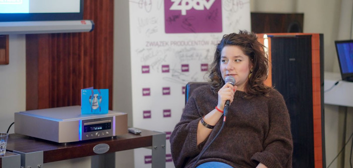 Barbara Wrońska z płytą "Dom z ognia" przedpremierowo w Studio U22