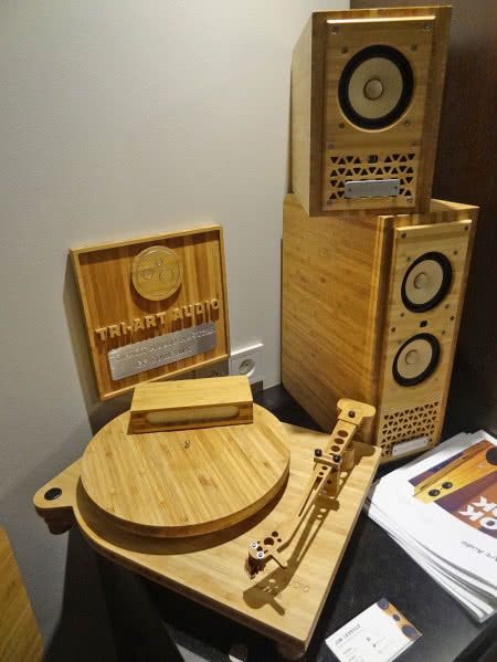 Już w zeszłym roku produkty Tri-Art Audio przykuwały uwagę - najpierw wyglądem, potem brzmieniem, które spełniało obietnicę i sugestię, jaką tworzy estetyka oparta na drewnie. Dźwięk był naturalny, bliski i spokojny. Wyśmienite oddanie głosów i instrumentów dętych. w drugiej kolumnie.