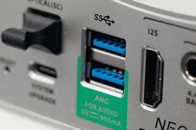 Zewnętrzny DAC (z założenia lepszy niż ten w Neo Stream) można podłączyć na kilka sposobów, najwyższe parametry zagwarantują złącza I2S oraz USB-A.