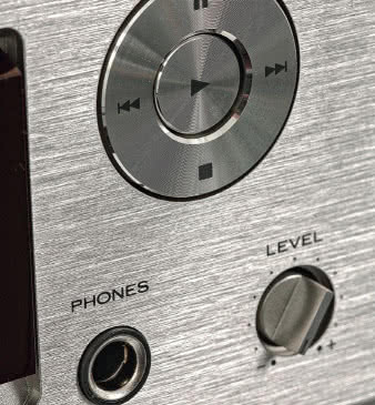 Regulacja głośności działa tylko w przypadku wyjścia
słuchawkowego, wzmacniacz musi mieć swój
własny układ.