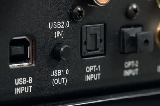 Przy wejściu USB-DAC widać niewielki przełącznik trybów pracy, między prostym USB 1.0 a pełnym USB-2.0.