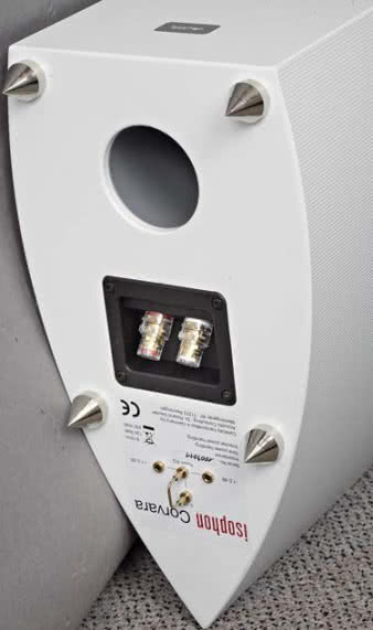 Dolna
ścianka
Corvary
jest
bardzo
funkcjonalna
- instalujemy
tu nie
tylko stożkowe
nóżki, podłączamy
też kabel,
ustawiamy
zworę regulacji
poziomu niskich
częstotliwości, stąd
też skrycie dmucha
bas-refleks; producent
deklaruje, że Corvara to
konstrukcja w obudowie
zamkniętej