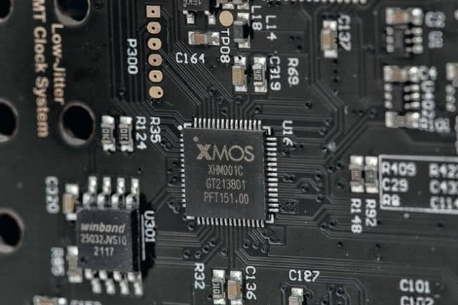 Układ XMOS obsługuje zazwyczaj wejścia USB, tutaj odpowiada też za dodatkowe funkcje, między innymi dekodowanie plików MQA.