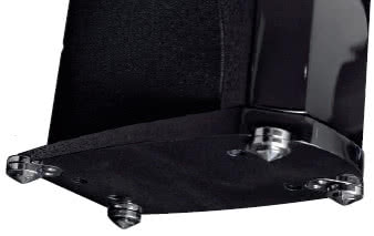 W cokół wkręcamy
zaostrzone nóżki - równie
eleganckie jak cała konstrukcja.
Na bocznej ściance
widać fragment maskownicy
(przymocowanej na stałe),
zasłaniającej
głośnik niskotonowy.