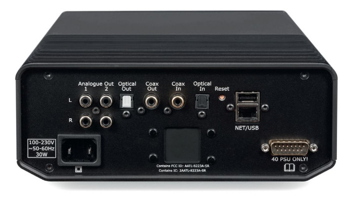 W 40 ST duet wejść LAN/ USB przyjmuje sygnały audio.
