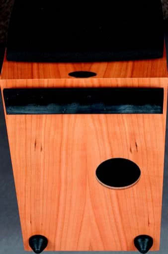 Bas-refleks promieniuje z dolnej ścianki, co stwarza pewne ograniczenia w ustawianiu.