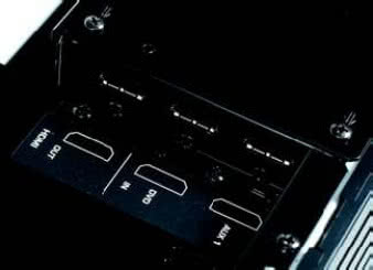 Za trzema gniazdami HDMI kryje się
przełącznik sygnałów wideo, wejście można
również wykorzystać dla dostarczenia
sygnału audio oraz przesłania danych
sterujących (zgodnie z systemem Panasonica
Viera Link).