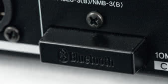 W tej niewielkiej skrzyneczce kryją się układy odpowiedzialne
za transmisję Bluetooth.