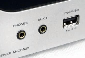 Wejście analogowe ma towarzystwo USB. Oprócz
pamięci pendrive, może również bezpośrednio
sterować iPodem.