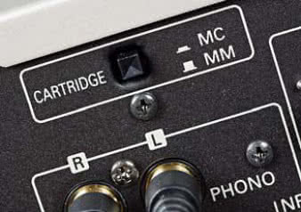 Przełącznik, którym wybieramy pomiędzy
niskopoziomowymi wkładkami MC i wysokopoziomowymi
MM, umieszczono z tyłu.