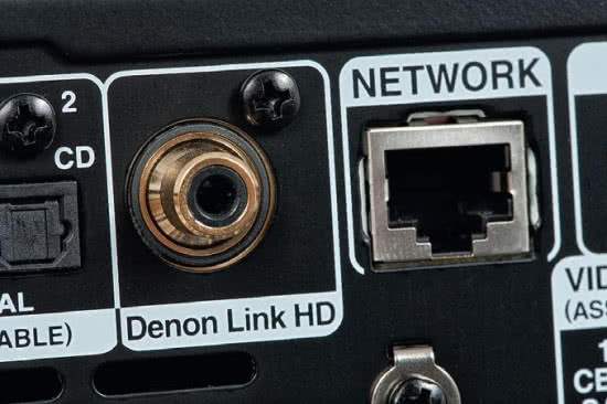 Podłączenie gniazda Denon Link HD z odpowiednim złączem w innym urządzeniu Denona powoduje, że taktowanie cyfrowego sygnału audio w pakiecie HDMI następuje przy wykorzystaniu zegara ulokowanego w amplitunerze, co prowadzi do minimalizacji jittera.
