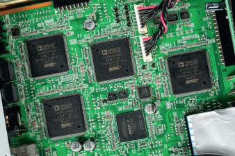 Nie tak dawno do obsługi dekodowania surround
wystarczał jeden procesor z potężnej rodziny Sharc,
teraz wszystkie funkcje Denona wymagają pracy aż
czterech DSP.