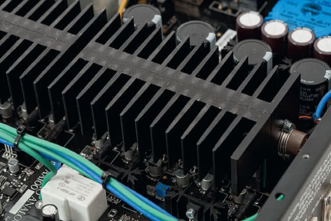  Dwuczęściowa konstrukcja radiatora poprawia efektywność chłodzenia tranzystorów.