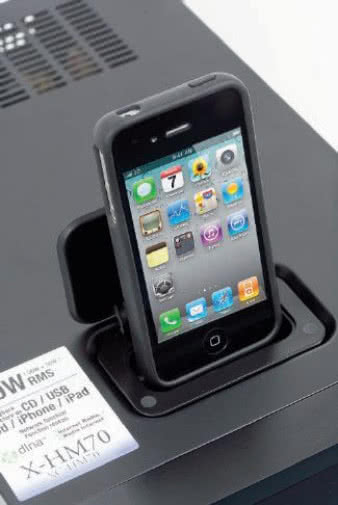 Pod klapką kryje się stacja dokująca dla odtwarzaczy
Apple.