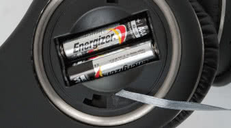 ANC jest zasilane dwoma standardowymi bateriami
AAA. System może pracować 40–60 godzin.