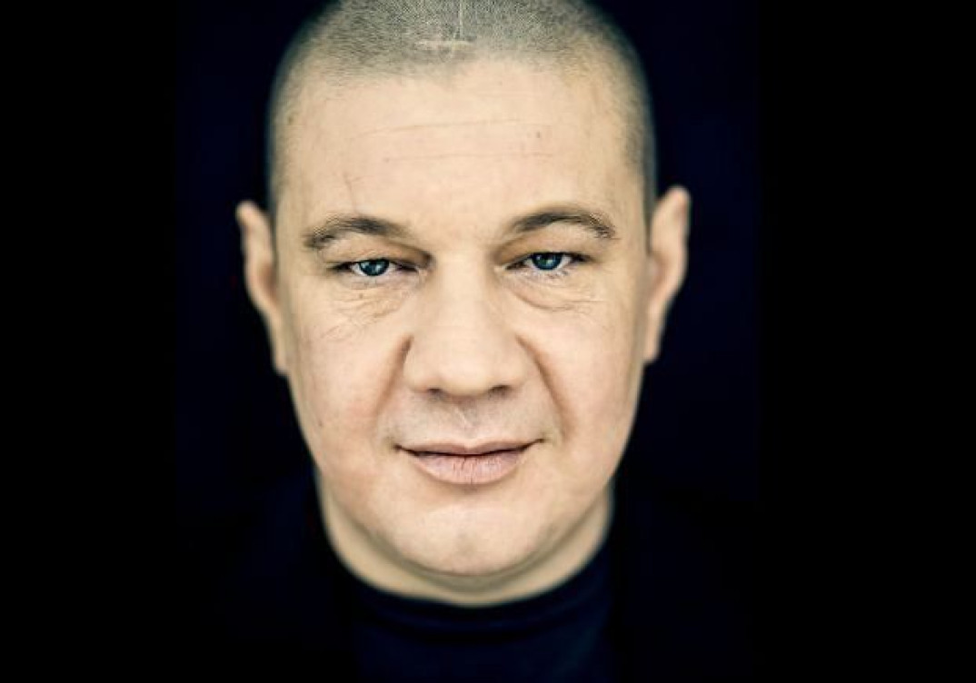 Marek Dyjak śpiewa piosenki Przemysława Gintowskiego. Koncert we Wrocławiu