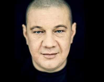 Marek Dyjak śpiewa piosenki Przemysława Gintowskiego. Koncert we Wrocławiu