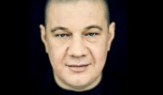 Marek Dyjak śpiewa piosenki Przemysława Gintowskiego. Koncert we Wrocławiu