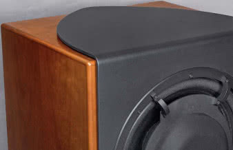 Jedyna wzornicza atrakcja w konstrukcji
RL800K to "klapa" na górnej ściance
- część większego wygiętego elementu obejmującego
górny moduł przetworników.
Ale i jej można przypisać funkcję
praktyczną –
w studio stawia
się szklanki
i pozostawia
resztki jedzenia
gdzie tylko
popadnie,
a najchętniej na
czymś o wysokości
RL800K, więc
żeby nie popsuć
eleganckiej
okleiny…