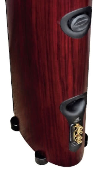 Z tyłu, oprócz nietypowo skonfigurowanego
(w pionie) gniazda przyłączeniowego, znajdują
się dwa otwory bas-refleks. W jednym
z nich (górnym) jest zatyczka z twardej gumy,
którą można łatwo wyjąć, i w ten sposób
przestroić układ bas-refleks.