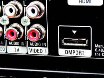 Podłączenie do
amplitunera
analogowego
sygnału wizyjnego
możliwe jest
wyłącznie za
pomocą specjalnego
interfejsu
(który trzeba
dokupić) i wejścia
DM Port.