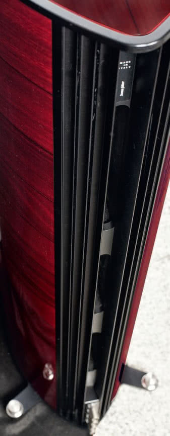 Przez całą wysokość obudowy ciągnie się aluminiowy
panel, który pełni kilka funkcji; integruje wyloty
wszystkich tuneli bas-refleks, terminal gniazda,
usztywnia całą konstrukcję (łączy się też z wewnętrznym
szkieletem), wreszcie jest efektowną ozdobą,
dodającą dynamikę klasycznej, statycznej formie.