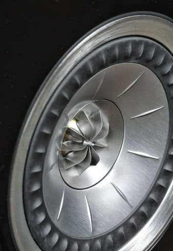 Moduły Uni-Q stosowane w konstrukcjach
serii R rozpoznamy po dziewięciu „pręgach” na
membranie nisko-średniotonowej (lub średniotonowej
w układach trójdrożnych). Powierzchnia
membrany o niewielkiej średnicy (9 cm) jest
jeszcze uszczuplona o część centralną, którą
zajmuje głośnik wysokotonowy i jego nieruchomy
kołnierz, będący podstawą "maandarynkowego"
dyfuzora.