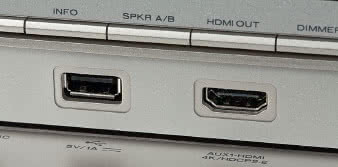 Widoczne złącze USB
pozwala na odczyt plików
z pendrajwów i dysków.
Wejście HDMI jest w najwyższym
z obecnie dostępnych
standardów 4K.