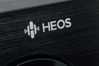 Tegoroczne nowości Denona stoją
pod znakiem integracji z platformą
Heos, która w poprzednim sezonie
była dostępna tylko w najdroższych
amplitunerach.