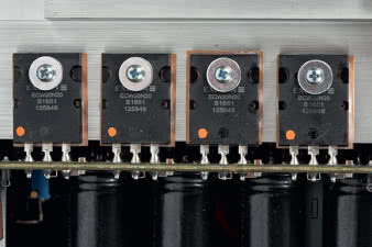 Widoczne na górnej powierzchni tunelu
Mosfety to tylko część baterii tranzystorów
wyjściowych, kolejne cztery umieszczono
przy dolnej ściance.