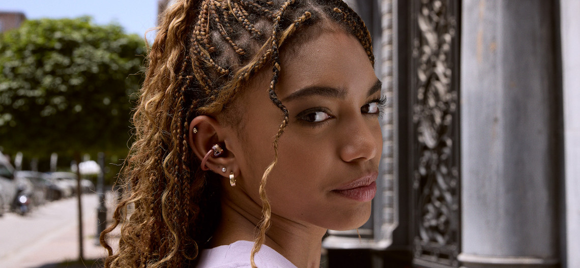 Nowe słuchawki JBL Soundgear Clips. Wyglądają futurystycznie i są wyposażone w autorski algorytm AI redukujący hałas