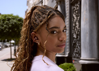 Nowe słuchawki JBL Soundgear Clips. Wyglądają futurystycznie i są wyposażone w autorski algorytm AI redukujący hałas