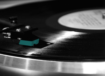 Gramofony analogowe - jak odtwarzać winyle w XXI wieku?