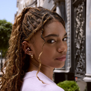 Nowe słuchawki JBL Soundgear Clips. Wyglądają futurystycznie i są wyposażone w autorski algorytm AI redukujący hałas