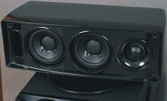 Zespoły głośnikowe
systemu Sharpa mają dwa miniaturowe niskośredniotonowe
i ładną, tekstylną kopułkę.