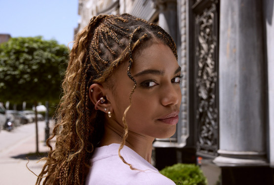 Nowe słuchawki JBL Soundgear Clips. Wyglądają futurystycznie i są wyposażone w autorski algorytm AI redukujący hałas