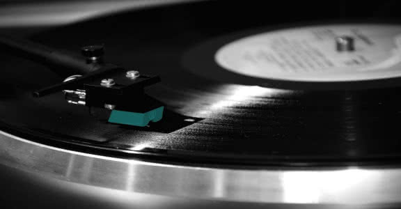 Gramofony analogowe Gramofony analogowe - jak odtwarzać winyle w XXI wieku?