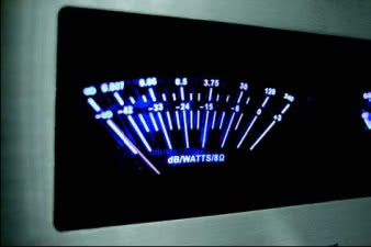 Znakiem rozpoznawczym wszystkich
wzmacniaczy Advance'a są podświetlane
na niebiesko VU-metry. Należy je jednak
traktować raczej jako ozdobę,
a nie dokładny miernik.