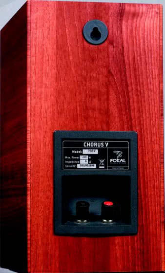 Spokojnie i funkcjonalnie - pojedyncza
para zacisków, dyskretny zaczep, bas-refleks
został z przodu.