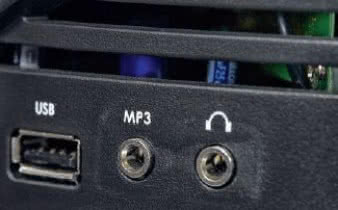 Wejścia podręczne umieszczono z boku, port USB
zapewnia możliwość odczytu plików MP3 i WMA.