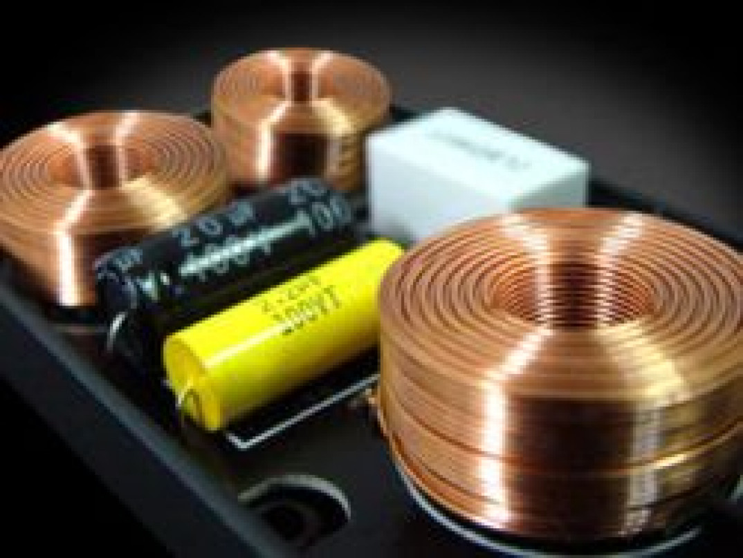 Czy w zwrotnicach zespołów głośnikowych najlepsze są filtry 1. rzędu?