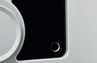 Akrylowe okienka w przedniej ściance
pozwalają na transmisję Bluetooth.