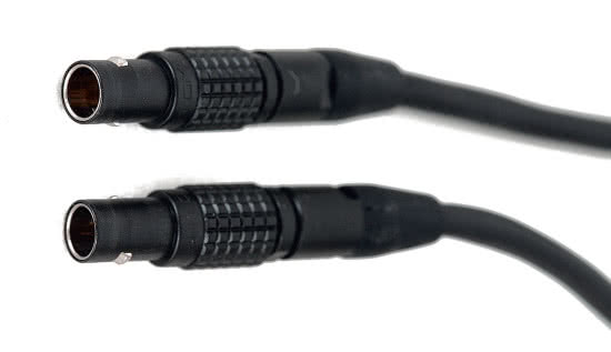 Do każdej słuchawki wpinamy wtyk LEMO - nie tylko związany z symetrycznym prowadzeniem sygnału, ale zapewniający też niezawodne połączenie
