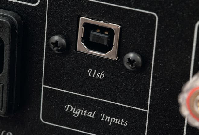 Wejście USB-DAC przyjmuje sygnały PCM 32/384 oraz DSD128.