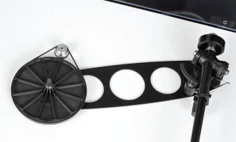 Metalowa klamara usztywnia połączenie łożyska z mocowaniem ramienia.