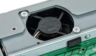 Komplet dziewięciu bloków końcówek mocy ukryto
w dodatkowej, wewnętrznej obudowie, której
zadaniem jest ekranowanie delikatnej elektroniki
cyfrowej leżącej wyżej. Do efektywnego chłodzenia
są niezbędne specjalne kanały oraz wentylatory.