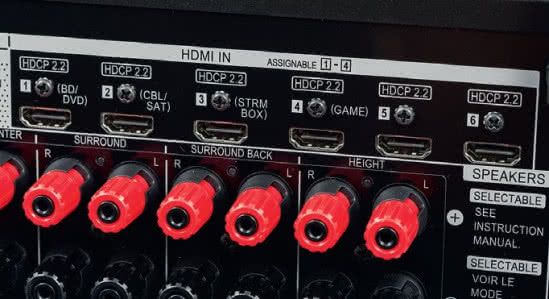 Wejść HDMI nie ma tutaj rekordowo dużo, ale każde potrafi przyjąć sygnał 4K wraz z Dolby Vision.
