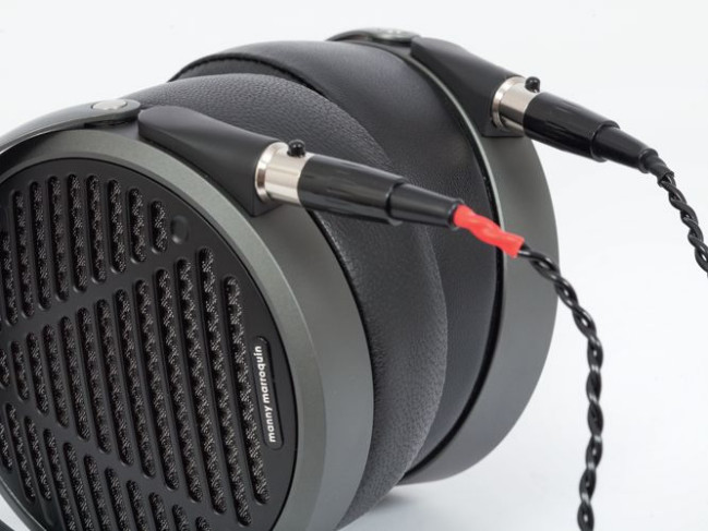  Kable podłączamy niezależnie do każdej muszli wtykami mini-XLR.