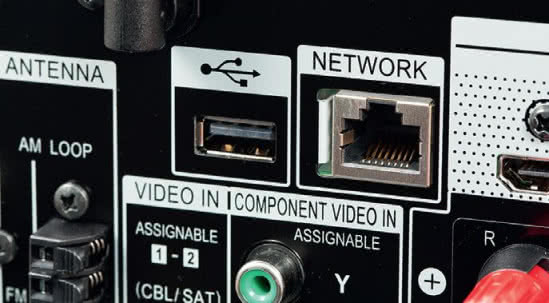Złącza sieciowe i USB to obowiązkowe elementy nowoczesnego amplitunera, VSX-LX302 wyróżnia się nawet dwoma USB.