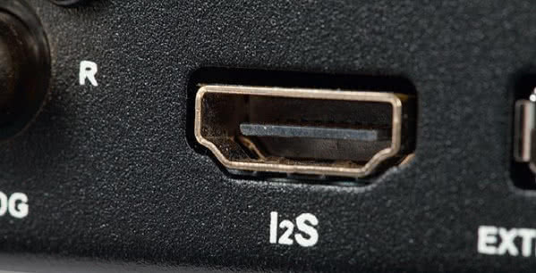 W sekcji cyfrowej, oprócz najbardziej typowych standardów, pojawiło się jeszcze wejście I2S bazujące na dobrze znanym złączu HDMI.